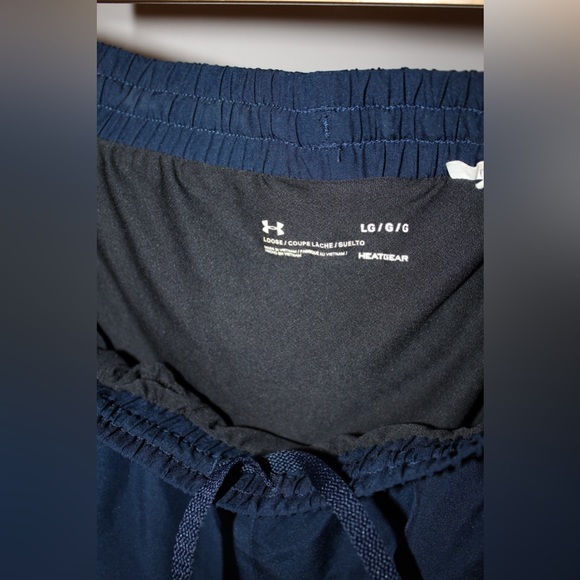 Women’s under Armour shorts size Large - Picture 3 of 3